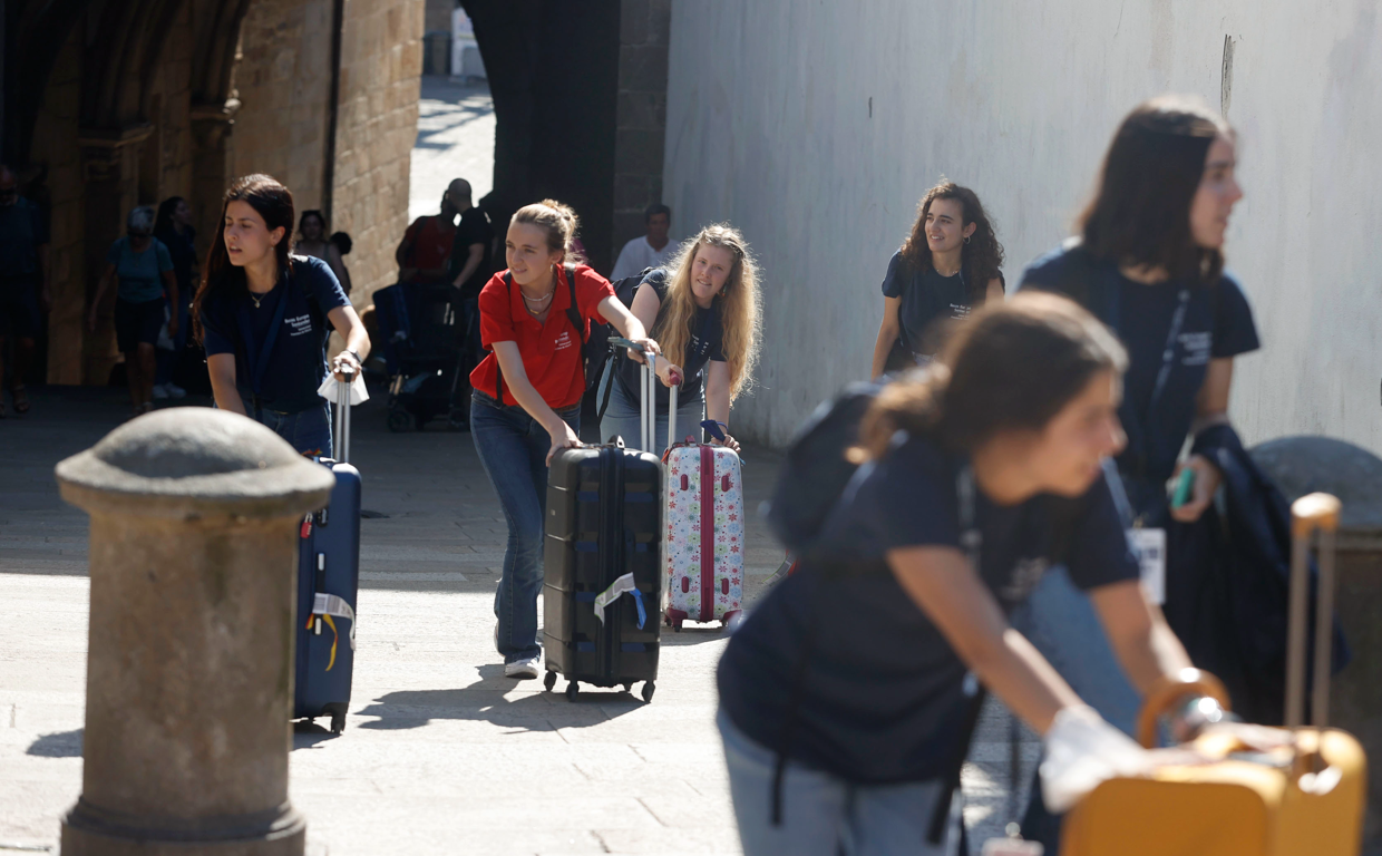 Jóvenes turistas llegan a Santiago de Compostela