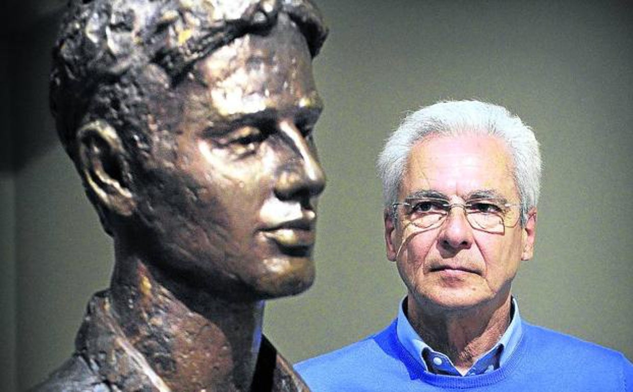 Carlos Totorika, exalcalde de Ermua, junto al busto en memoria de Miguel Ángel Blanco