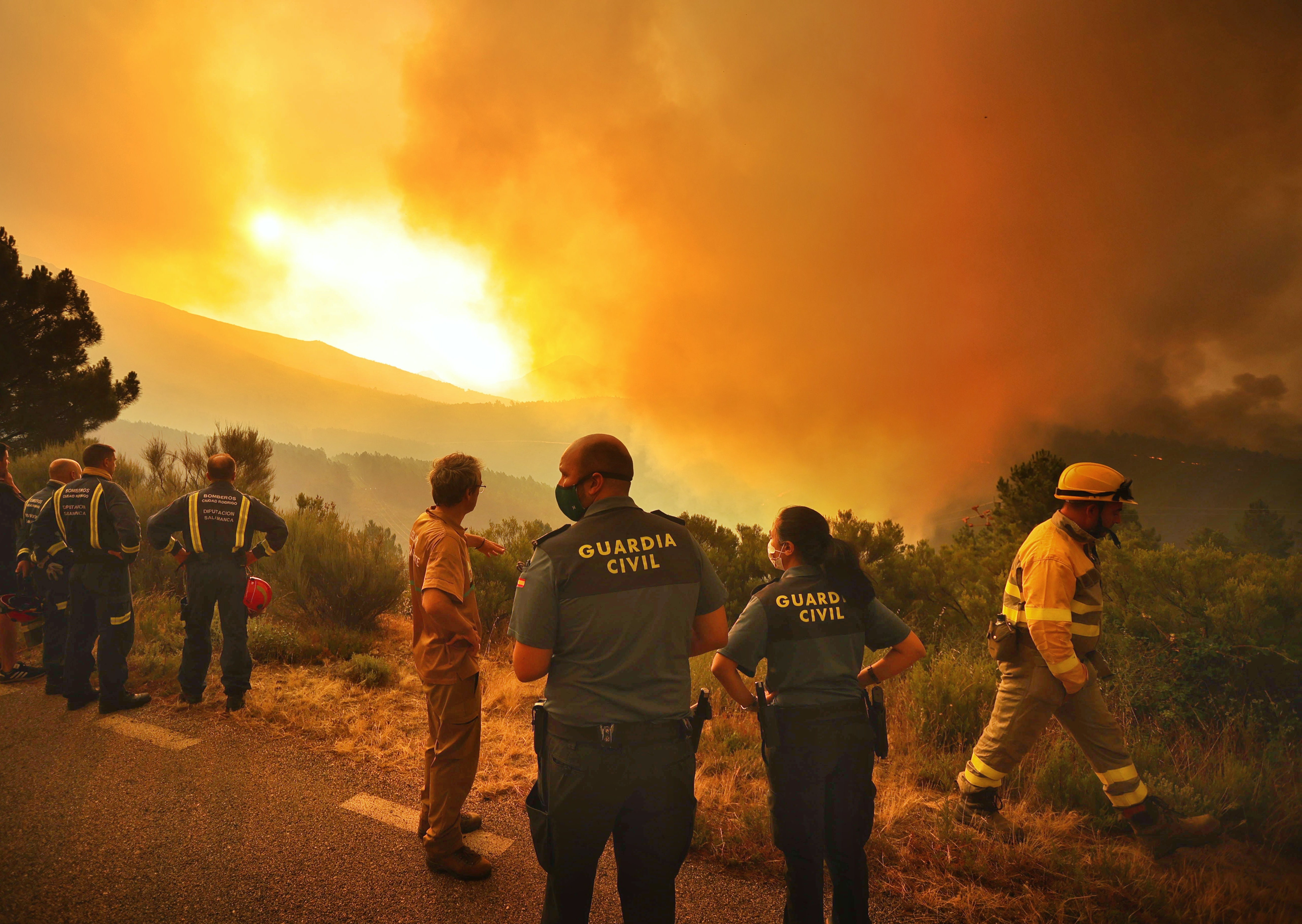 Una tormenta seca y la concentración de rayos fueron el origen de hasta cinco incendios ayer en la provincia de Salamanca, al que se sumó el procedente de Extremadura