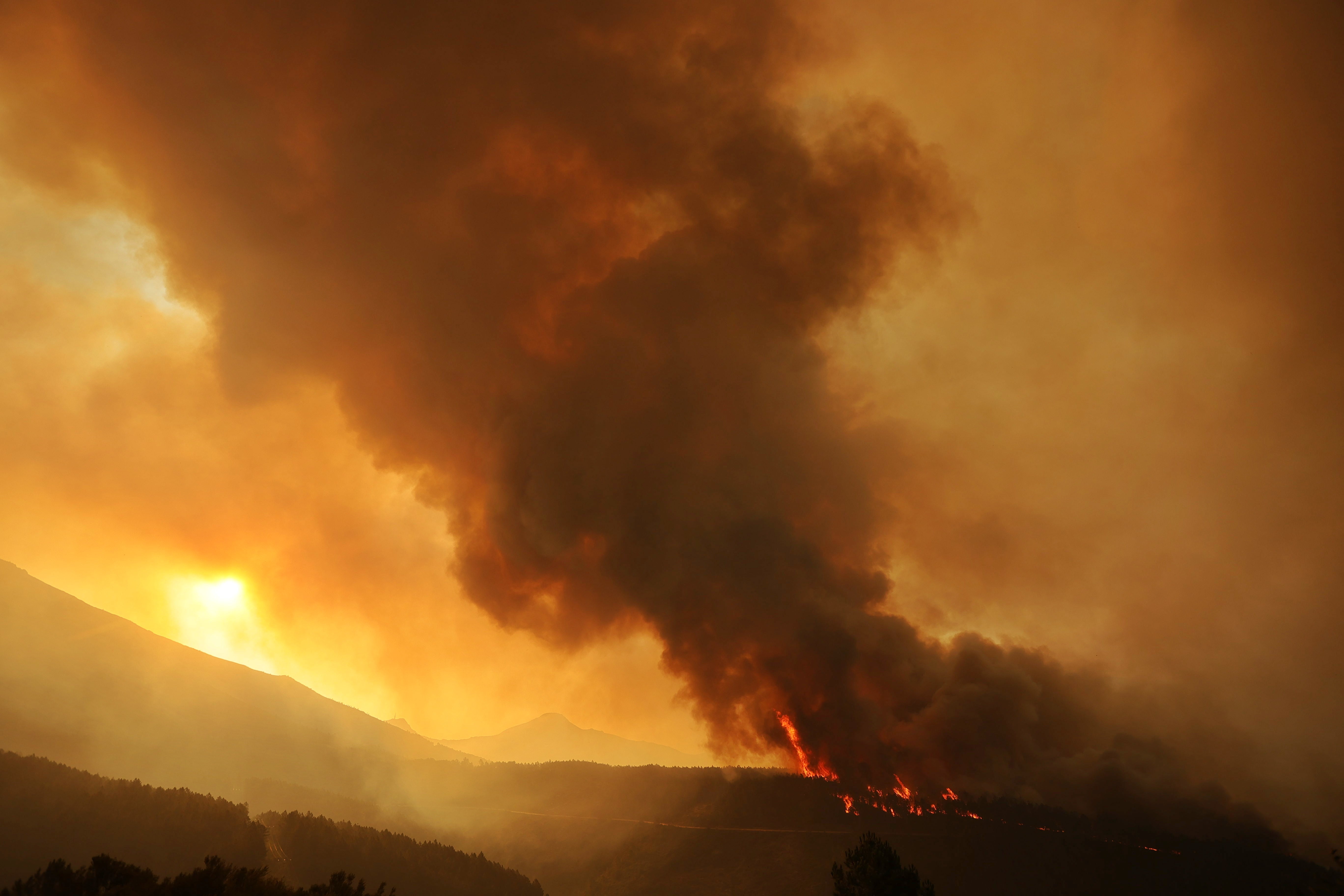 El incendio avanza por una zona cuya orografía podría complicar las labores de extinción