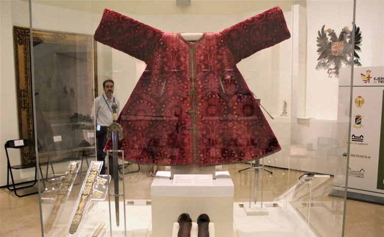 Una nueva vitrina protege la indumentaria del Rey Boabdil en el Museo del Ejército de Toledo