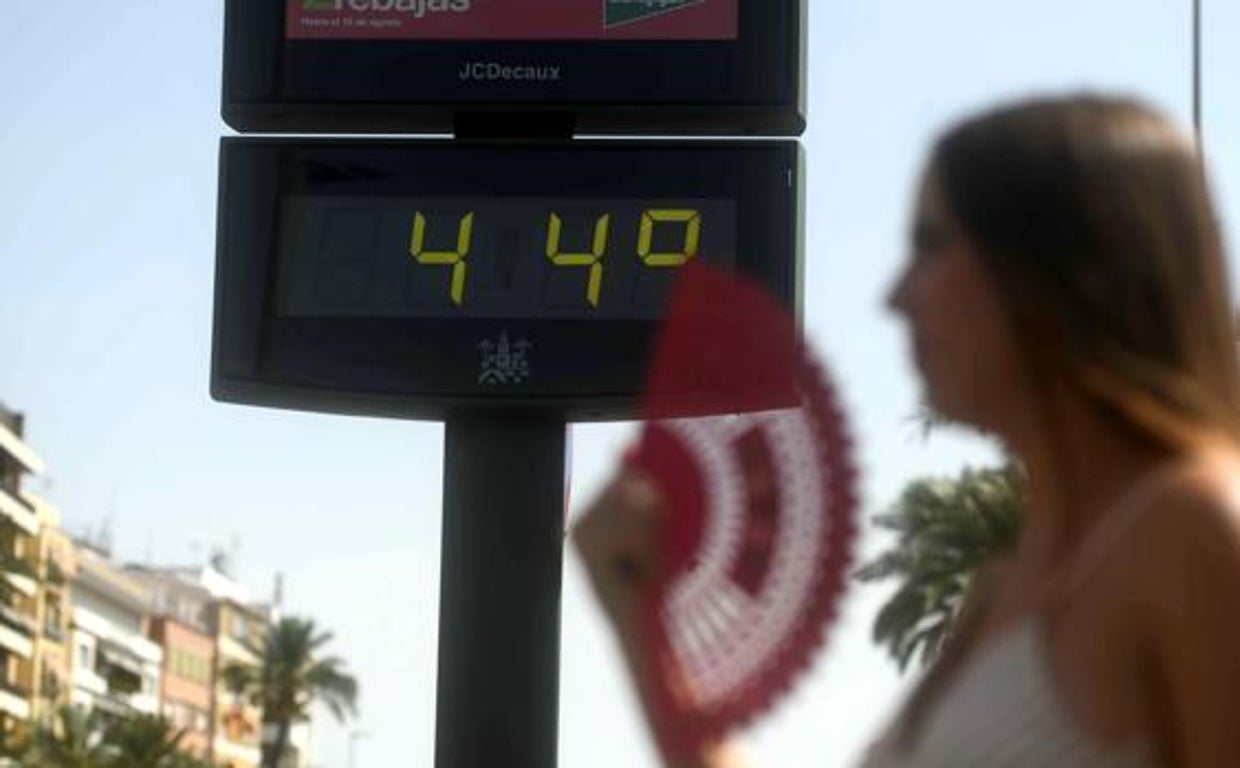 Un termómetro marca 44 grados en la capital