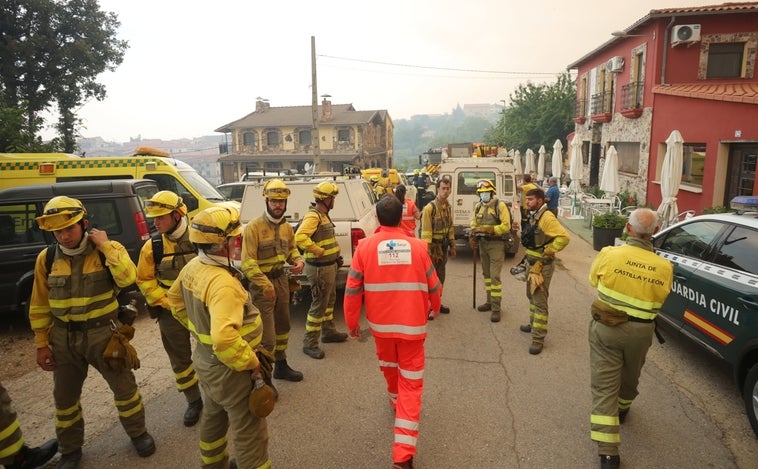 Dos miembros del operativo de extinción del incendio de Monsagro afectados por humo y otro sufre un golpe de calor