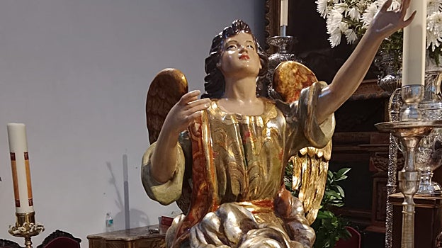 Detalle de uno de los dos ángeles restaurados por Lourdes Cardenas de Llano