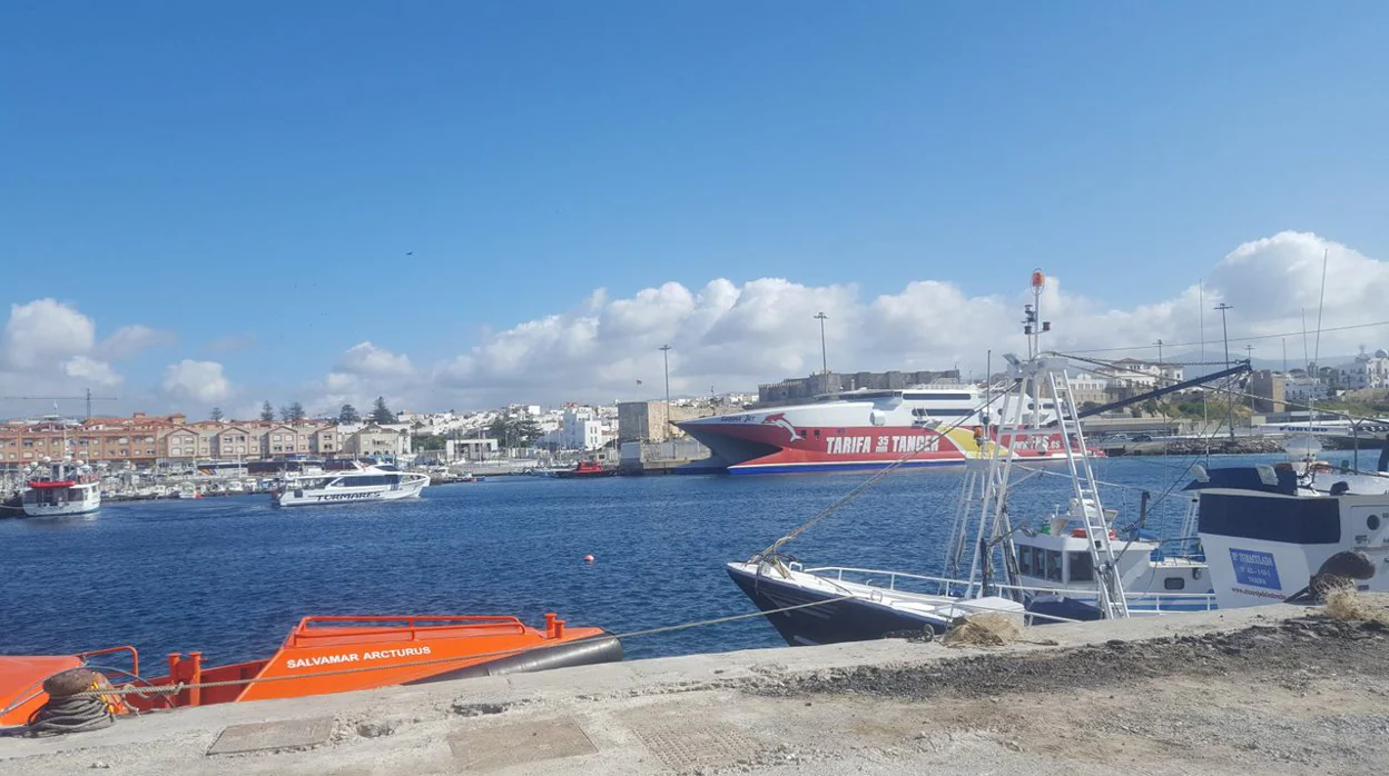 El intenso viento de levante obliga a cerrar el puerto de Tarifa en plena Operación Paso del Estrecho