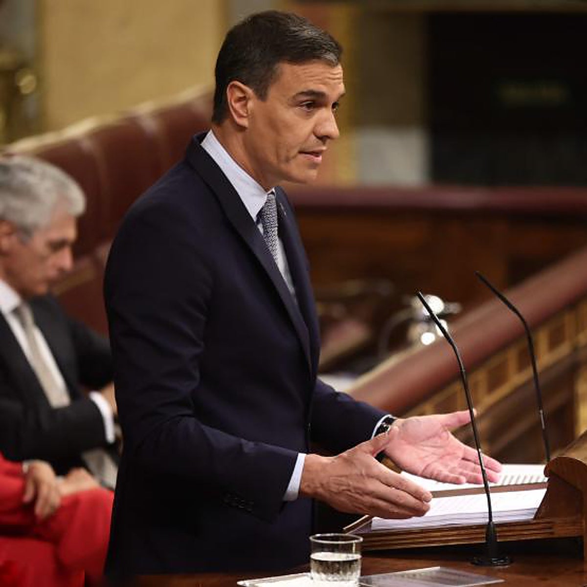 Sánchez acata las recetas de Podemos y anuncia nuevos impuestos a las energéticas y la banca