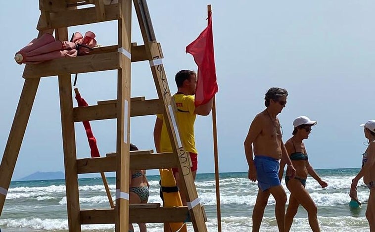 Orihuela cierra tres playas por un vertido  de aguas fecales