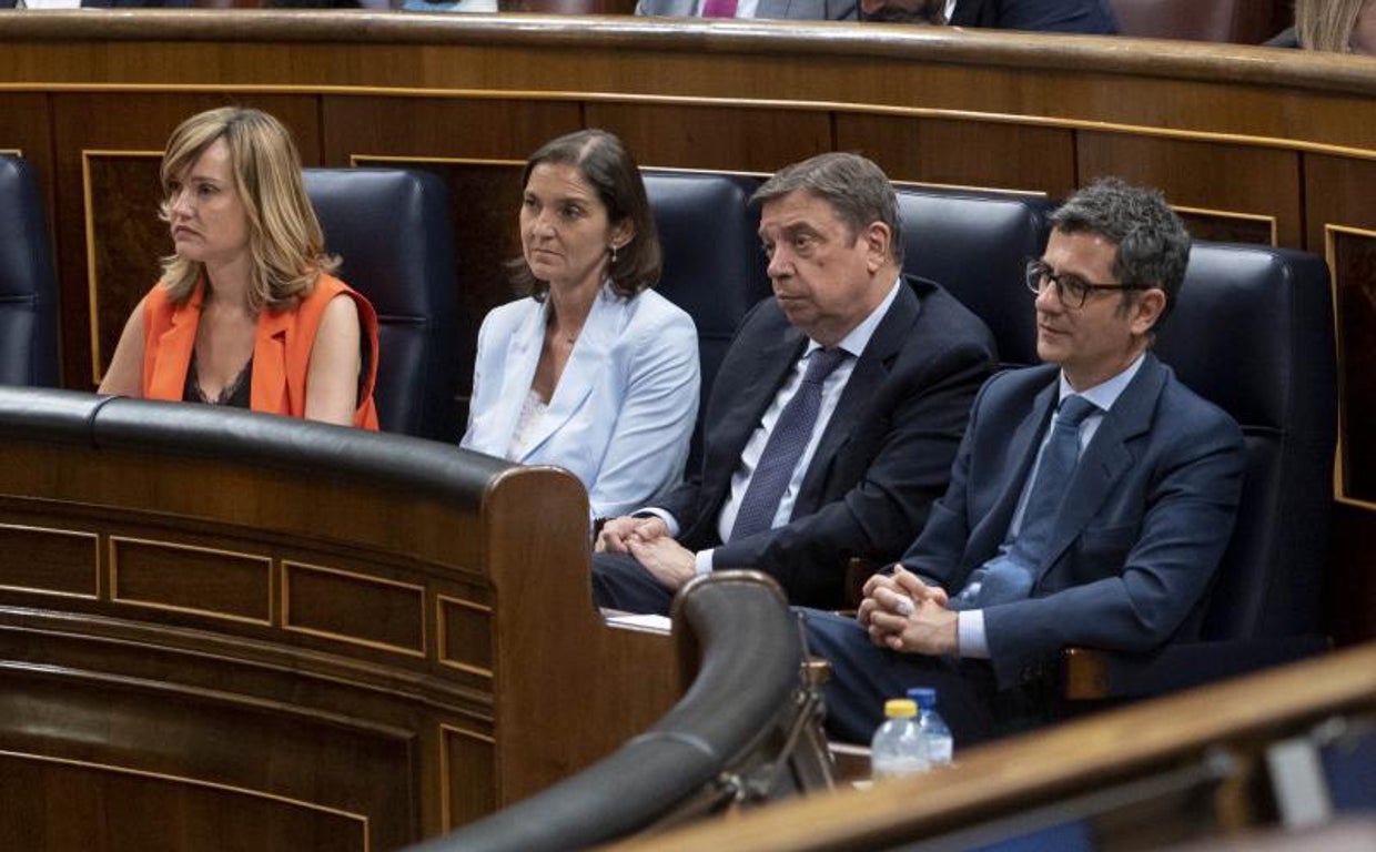 De izq. a dcha.: La ministra de Educación, Pilar Alegría; la ministra de Industria, Comercio y Turismo, Reyes Maroto; el ministro de Agricultura, Pesca y Alimentación, Luis Planas; y el ministro de la Presidencia, Relaciones con las Cortes y Memoria Democrática, Félix Bolaños, ayer, en el Congreso de los Diputados