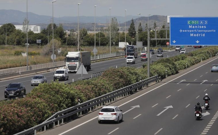 Un accidente entre dos camiones provoca una fuga de 4.000 litros de gasoil y el corte al tráfico en la A-3