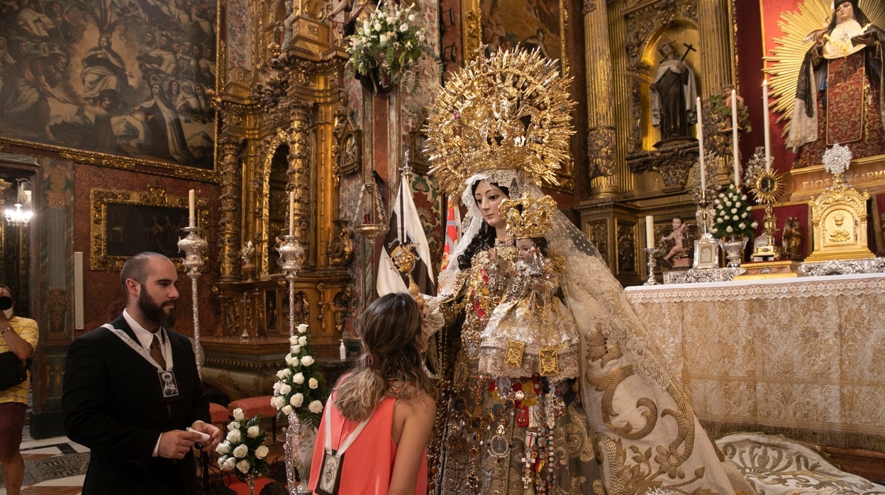 El besamanos de la Virgen del Carmen de San Cayetano de Córdoba deja caer el último velo de la pandemia