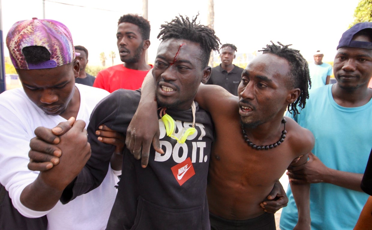 Varios inmigrantes después de saltar la valla de Melilla el 24 de junio