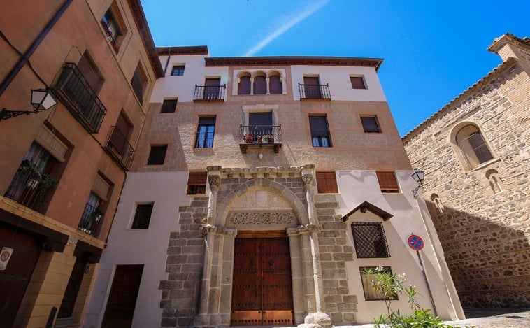 La imponente fachada del siglo XIV del Palacio de los Toledo ya luce restaurada