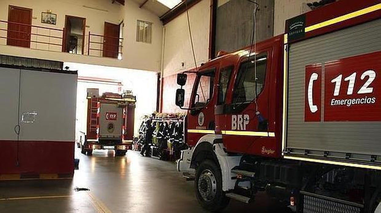 Bomberos de cuatro parques sofocan el incendio de dos naves en Montilla