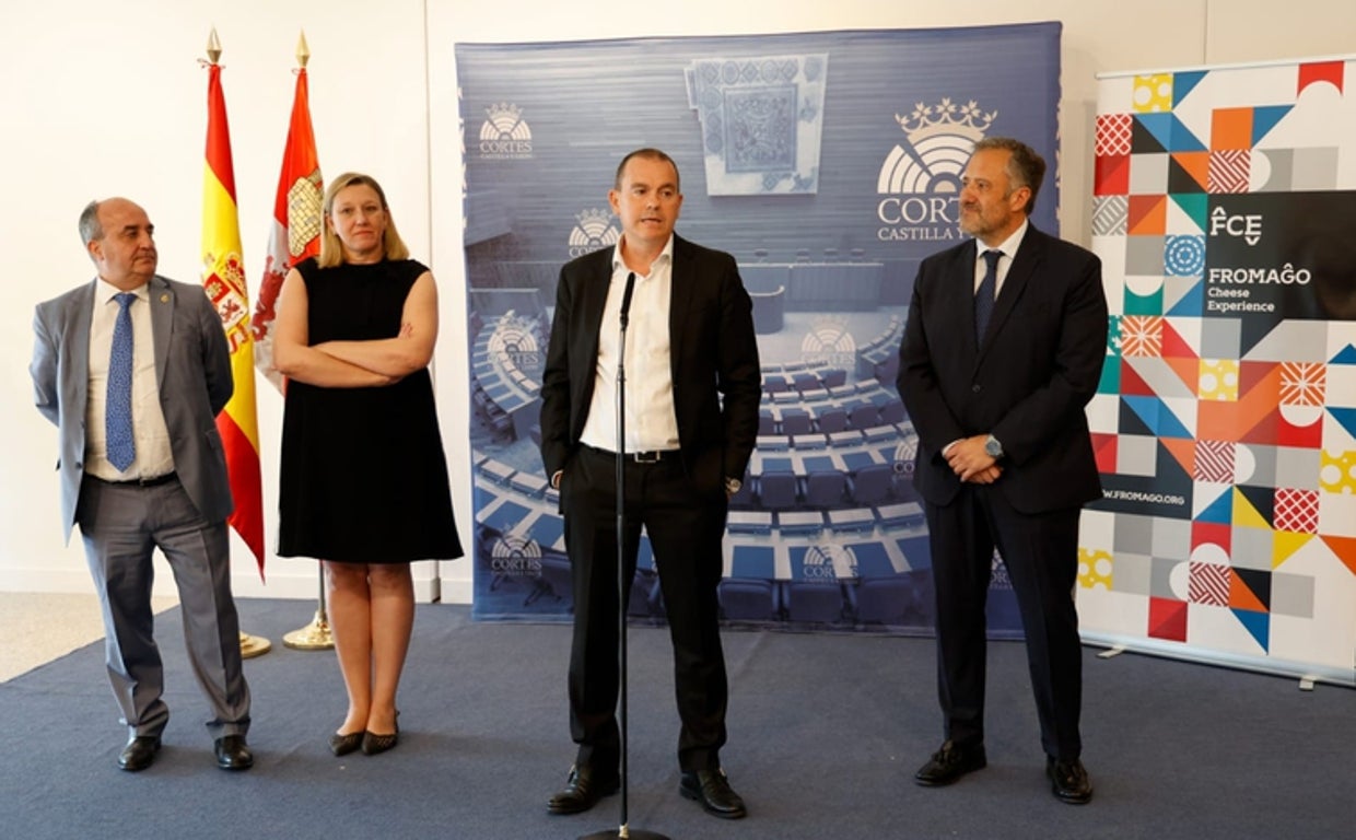 El presidente de las Cortes y la consejera de Familia junto al presidente de la Diputación de Zamora en la presentación de la I Feria del Queso 'Fromago'