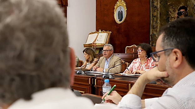 La subdelegada junto al presidente de Emproacsa en la reunión con alcaldes de la zona Norte y la Junta