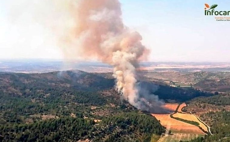 Un incendio en Casas de Lázaro obliga a desalojar a unas 100 personas