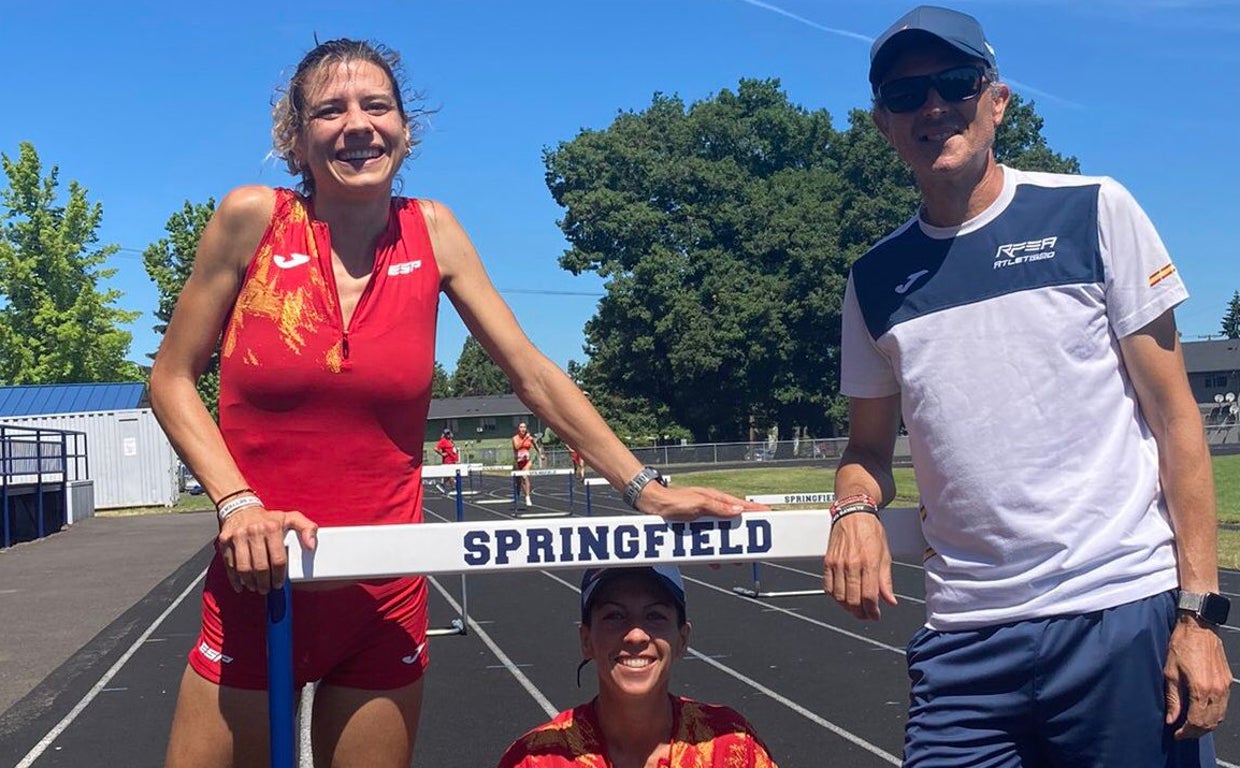 Irene Sánchez-Escribano (a la izquierda), ya en Estados Unidos junto con su entrenador, Antonio Serrano, y Carolina Robles, la otra española que correrá los 3.000 metros obstáculos