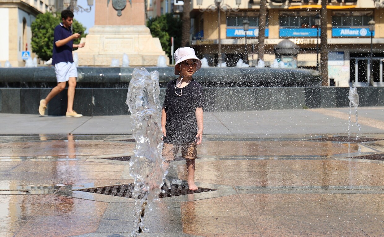 Un niño se refresca en la plaza de Las Tendillas de Córdoba