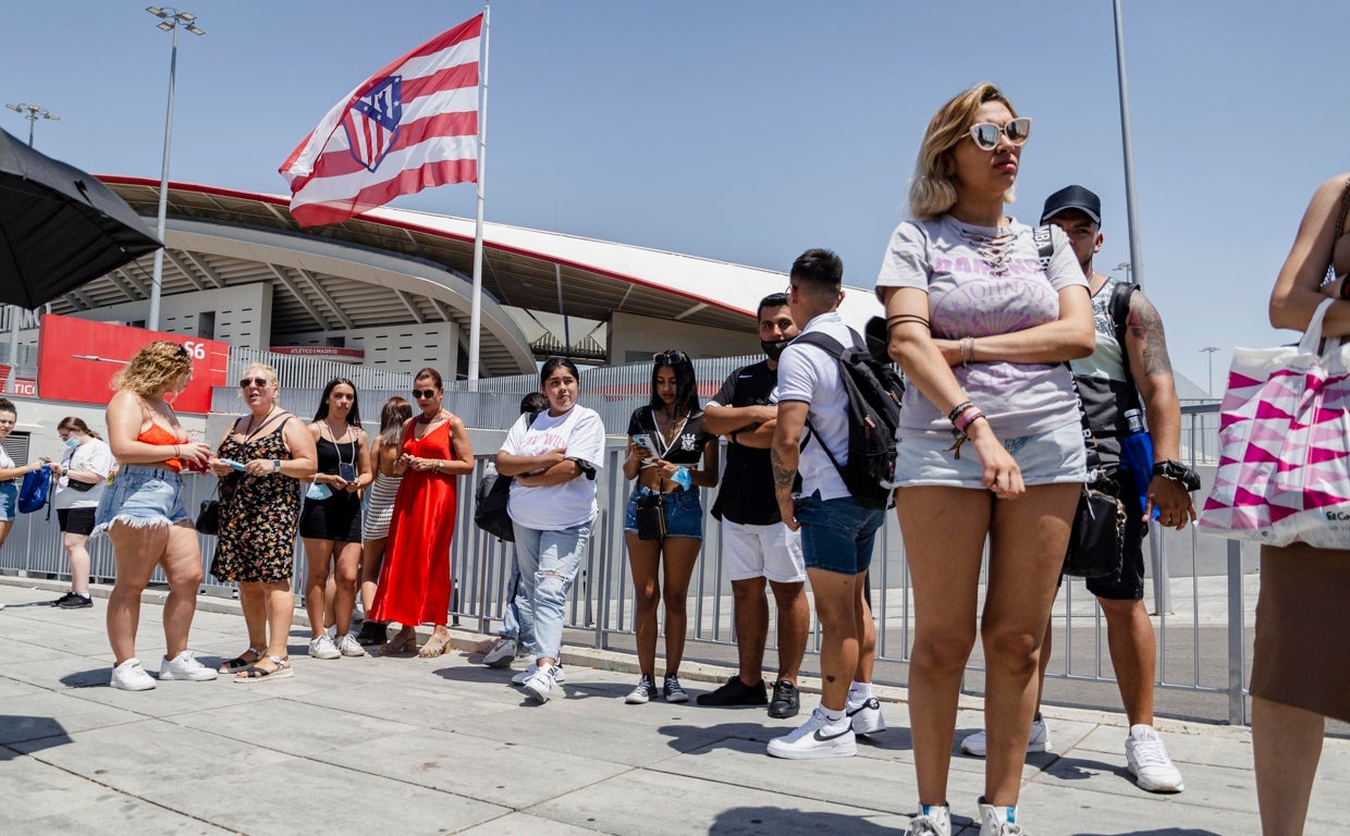 Asistentes del evento reunidos a las puertas del recinto