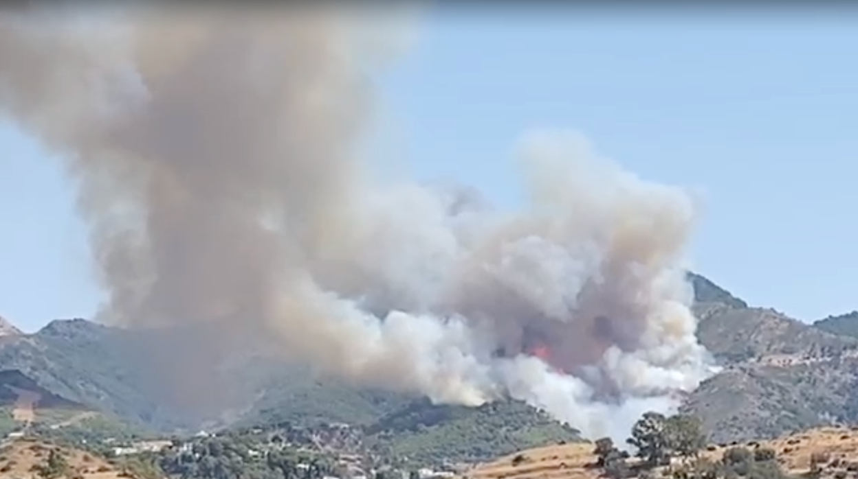 Arde la Sierra de Mijas y ya desalojan a los primeros vecinos