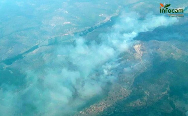 El fuego de Casas de Lázaro se estabiliza  tras quemar 250 hectáreas de encinas centenarias