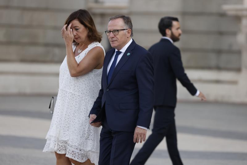 El presidente de Melilla, Eduardo de Castro (d) junto a la presidenta de Baleares, Francesca Armengol (i).