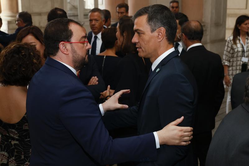 El presidente de Asturias (i), Adrián Barbón, y el jefe del Ejecutivo, Pedro Sánchez (d)