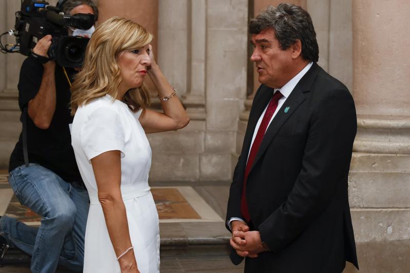 La vicepresidenta segunda del Gobierno y ministra de Trabajo, Yolanda Díaz, conversando con el ministro de Seguridad Social, José Luis Escrivá.