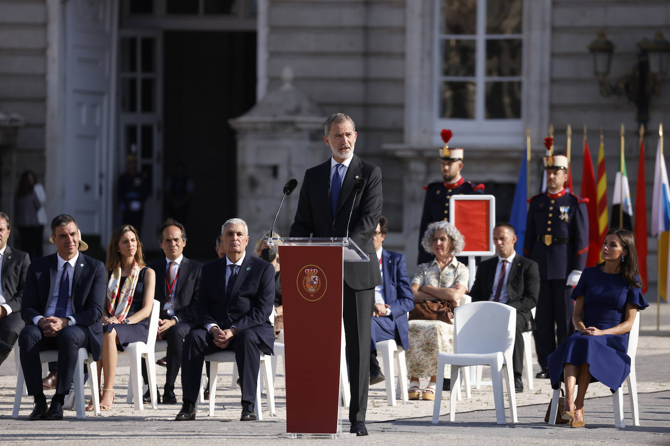 El Rey Felipe VI, durante el homenaje: «España nunca olvidará a las víctimas de la pandemia».