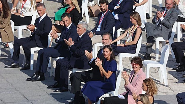 Don Felipe y Doña Sofía, junto con Pedro Sánchez y los demás asistentes al homenaje a las víctimas del Covid