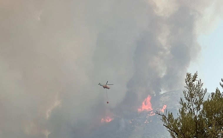 Los desalojados por el fuego en Alhaurín el Grande: «He cogido las llaves de mi casa como recuerdo por si no la vuelvo a ver en pie»