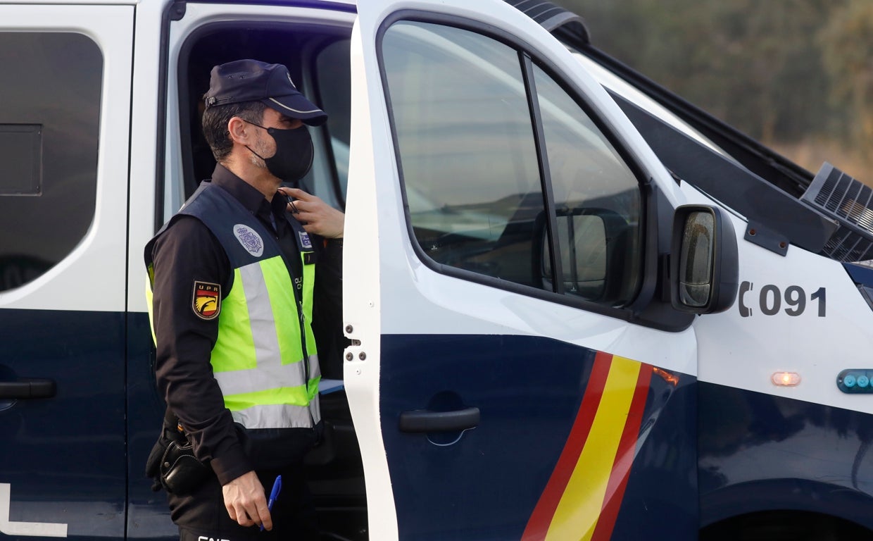 Un agente del Cuerpo Nacional de Policía, en un operativo