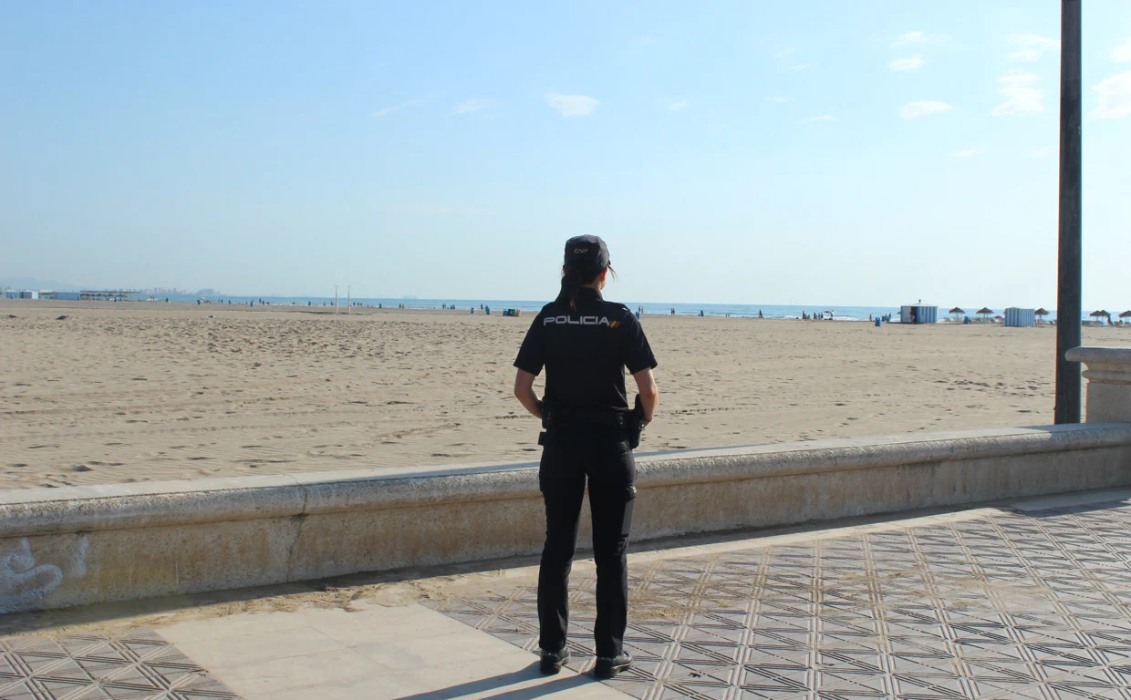 Un hombre desnuda a la fuerza a una mujer e intenta ahogarla en la playa de  la Malvarrosa de Valencia