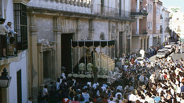 El palio de la Virgen de los Desamparados y San Juan sale de la Casa de los Guzmanes el Domingo de Ramos de 1986