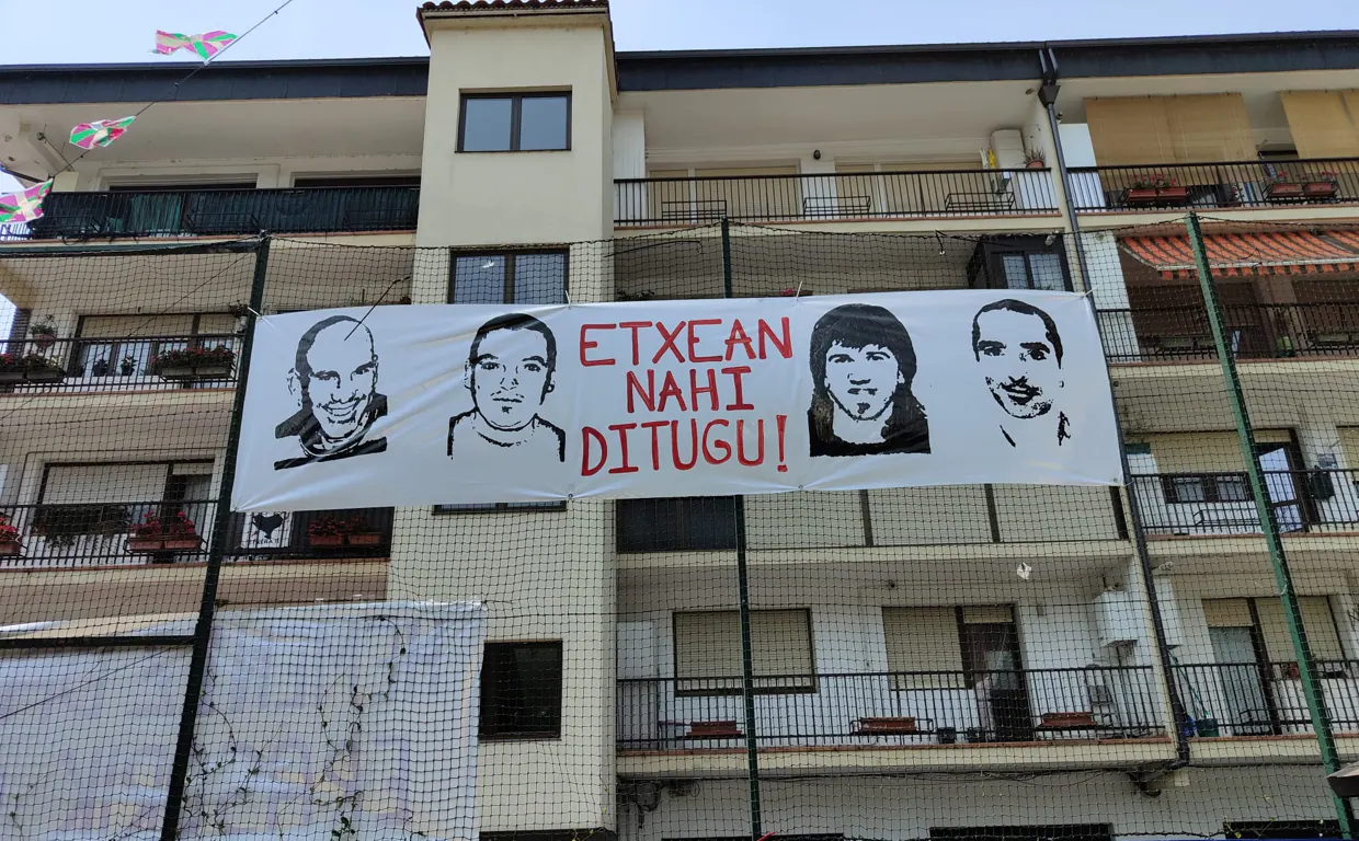 Pancarta en la escuela de Villabona (Guipúzcoa) este viernes a favor de cuatro asesinos de ETA