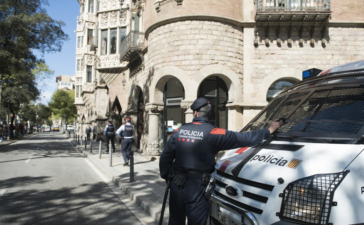 Sede del Diplocat, acordonada por los Mossos d'Esquadra cuando la registró la Guardia Civil en abril de 2018