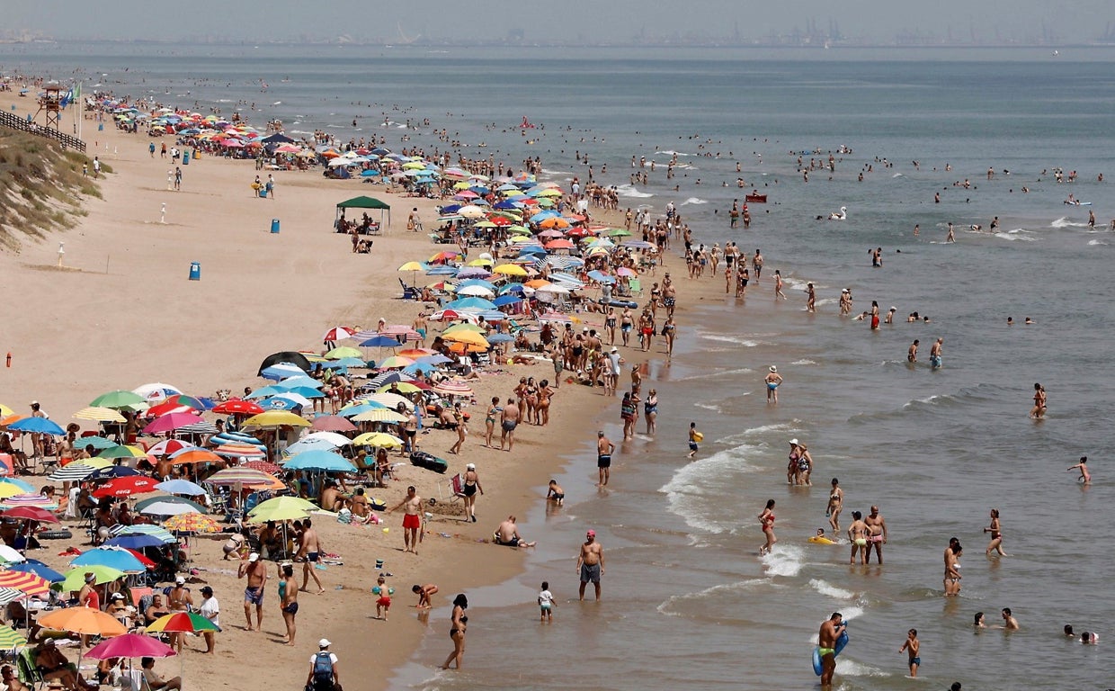 Multas de hasta 300 euros por dejar la sombrilla en la playa sin