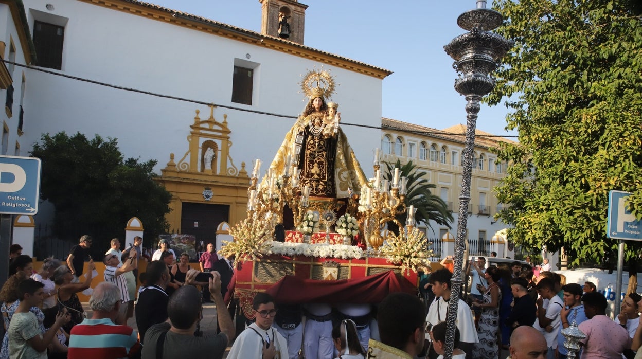 La Reina del Monte Carmelo brilla por las calles de Córdoba