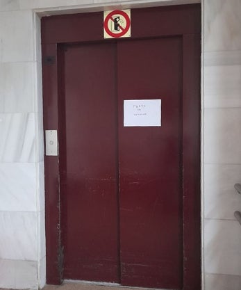 Imagen secundaria 2 - Instantáneas de las obsoletas instalaciones del CAMF ferrolano. Un ascensor no funciona, un banco del parque acumula décadas a sus espaldas y si se busca a la trabajadora social, «no hay durante unos días»