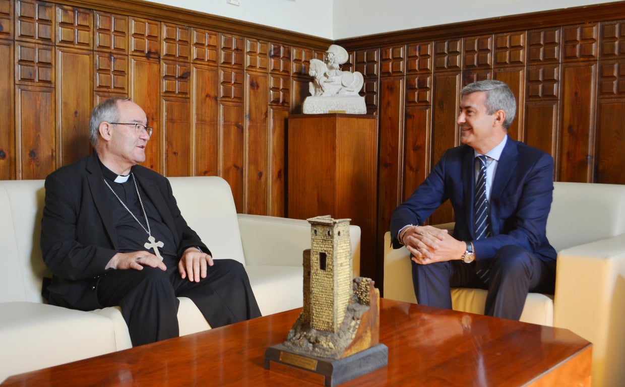 El arzobispo repasa con el presidente de la Diputación el estado de conservación de los edificios religiosos