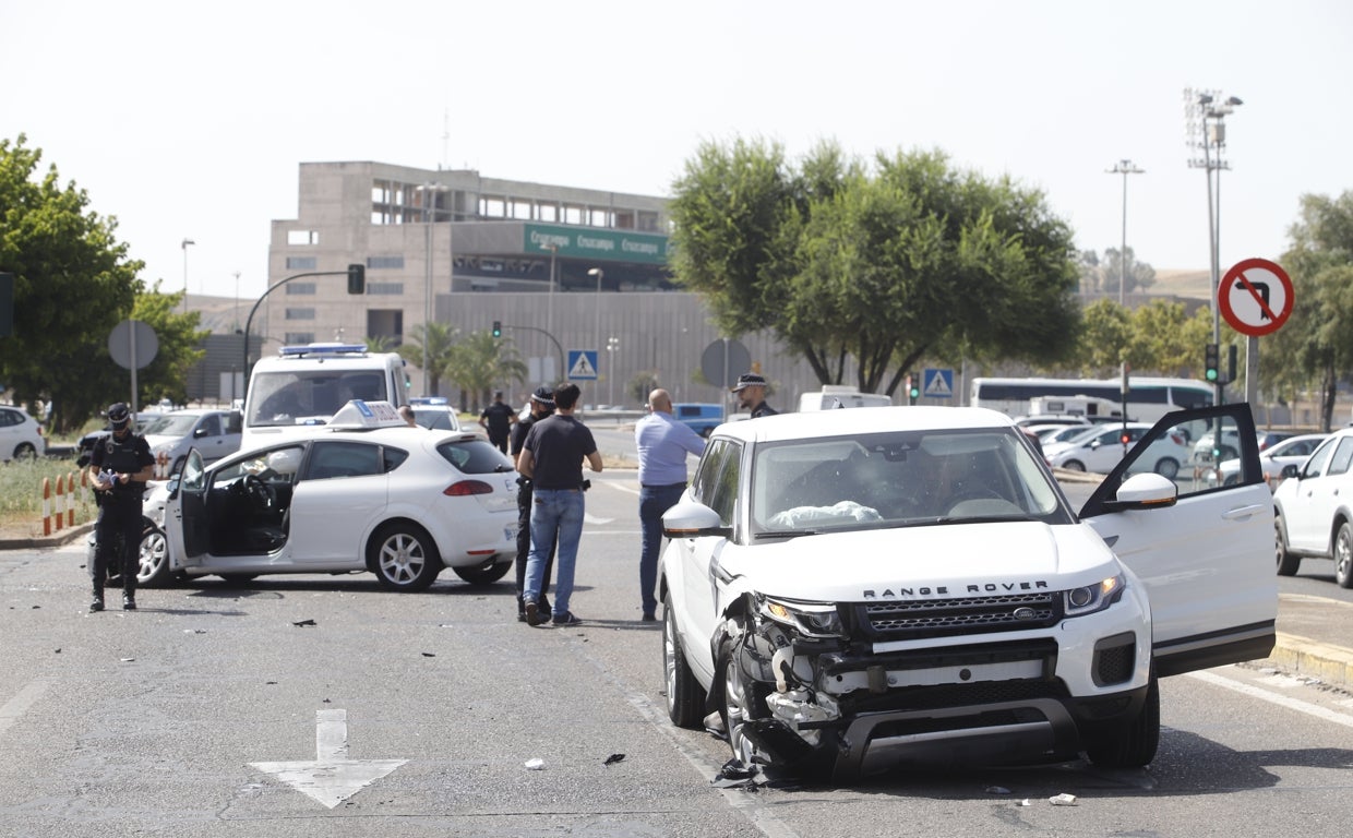 Accidente Córdoba | Un herido en un choque entre dos turismos, uno de ellos de autoescuela