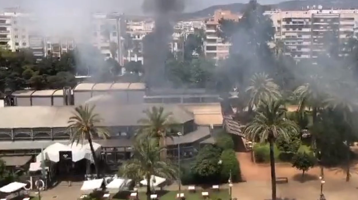 Incendio Córdoba | Una campana extractora provoca un fuego en el Mercado Victoria