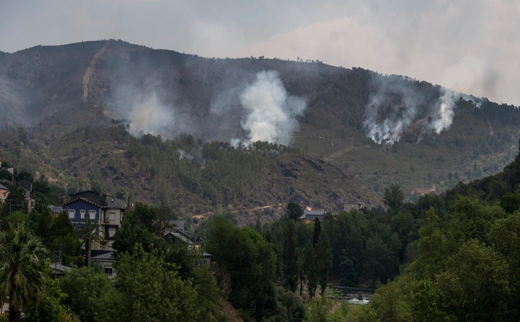 Las brigadas y la UME tratan de evitar que el incendio de Valdeorras entre en León