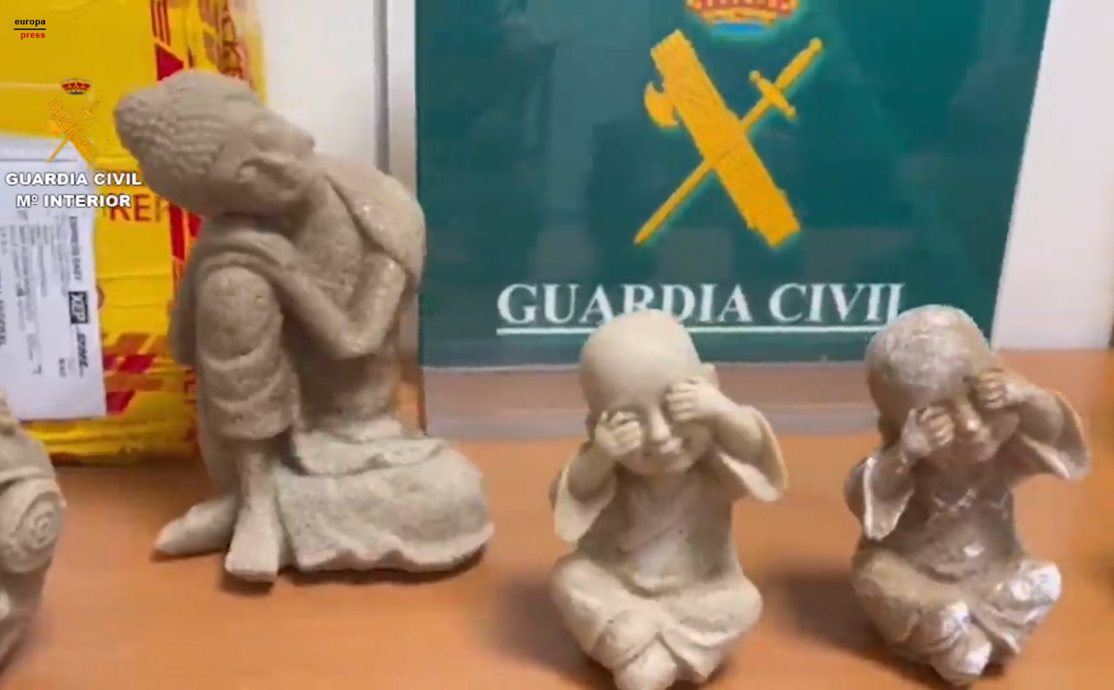 Varias de las estatuillas que el grupo utilizaba para mandar las partidas de éxtasis