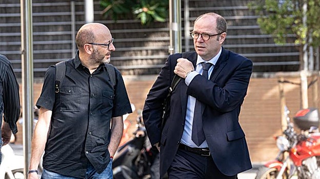 Imagen de archivo de Francis Puig (izquierda) en la Ciudad de la Justicia de Valencia