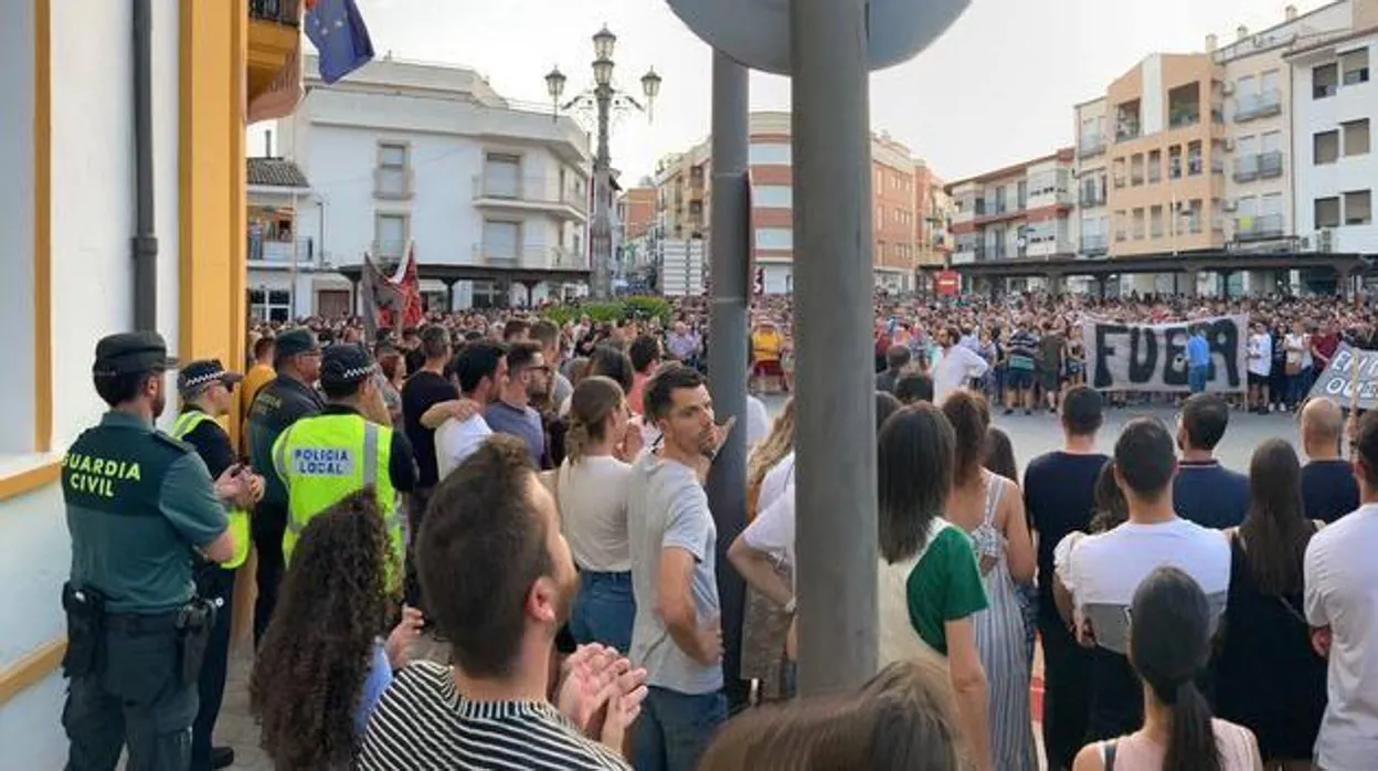 Tensión en la manifestación de repulsa contra el crimen del joven de Peal de Becerro, en Jaén:«Asesinos fuera»