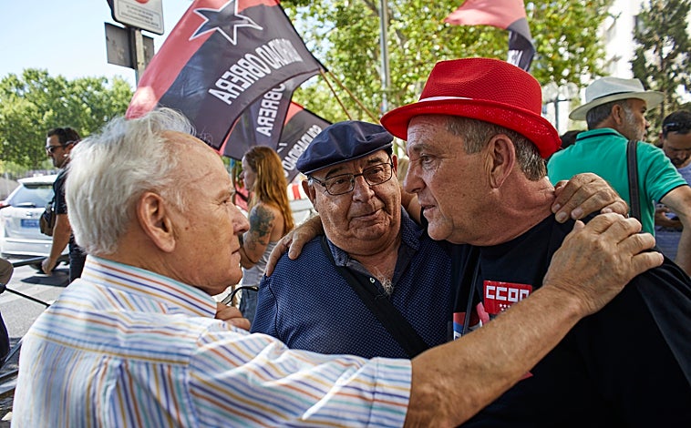 Imagen principal - Varias imágenes de la concentración de ayer