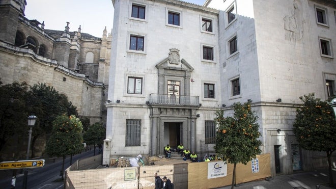 Obras del nuevo hotel de cinco estrellas en la plaza Villamena, al lado de la Catedral