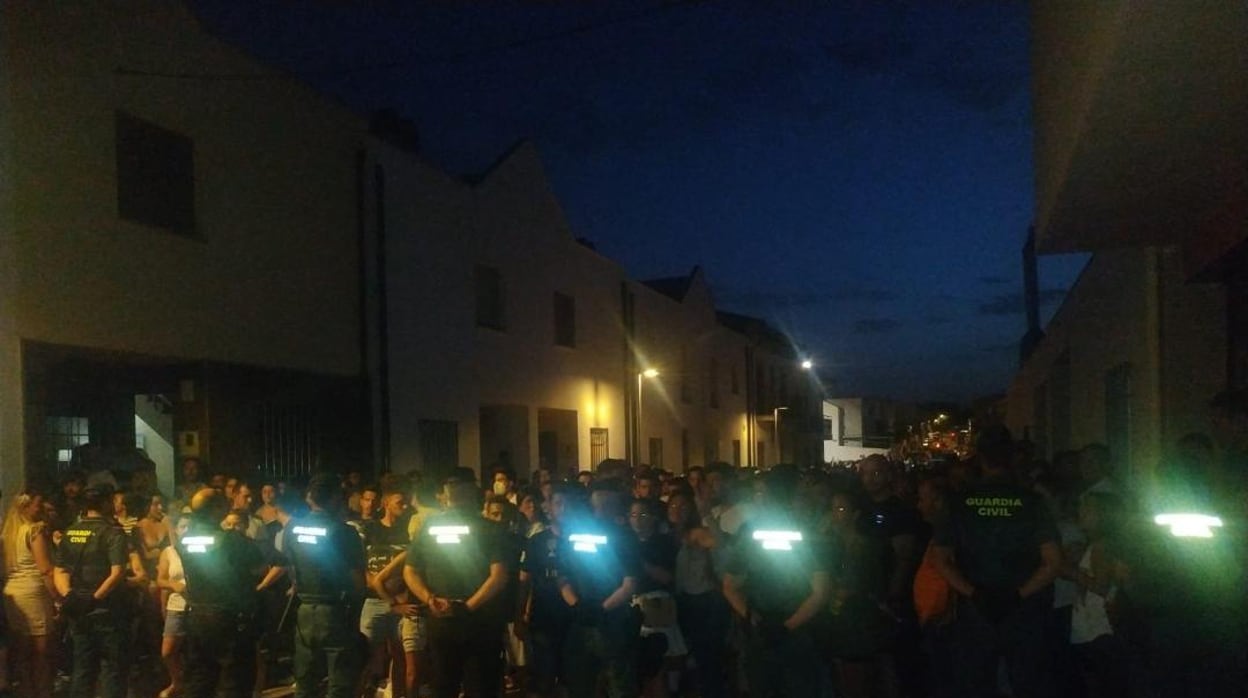 Familias gitanas huyen de Peal de Becerro, en llamas tras el crimen de Álvaro
