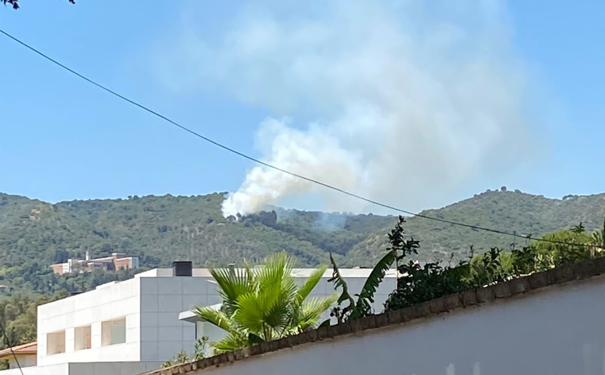 Vista desde Córdoba del incendio en el Lagar de la Cruz